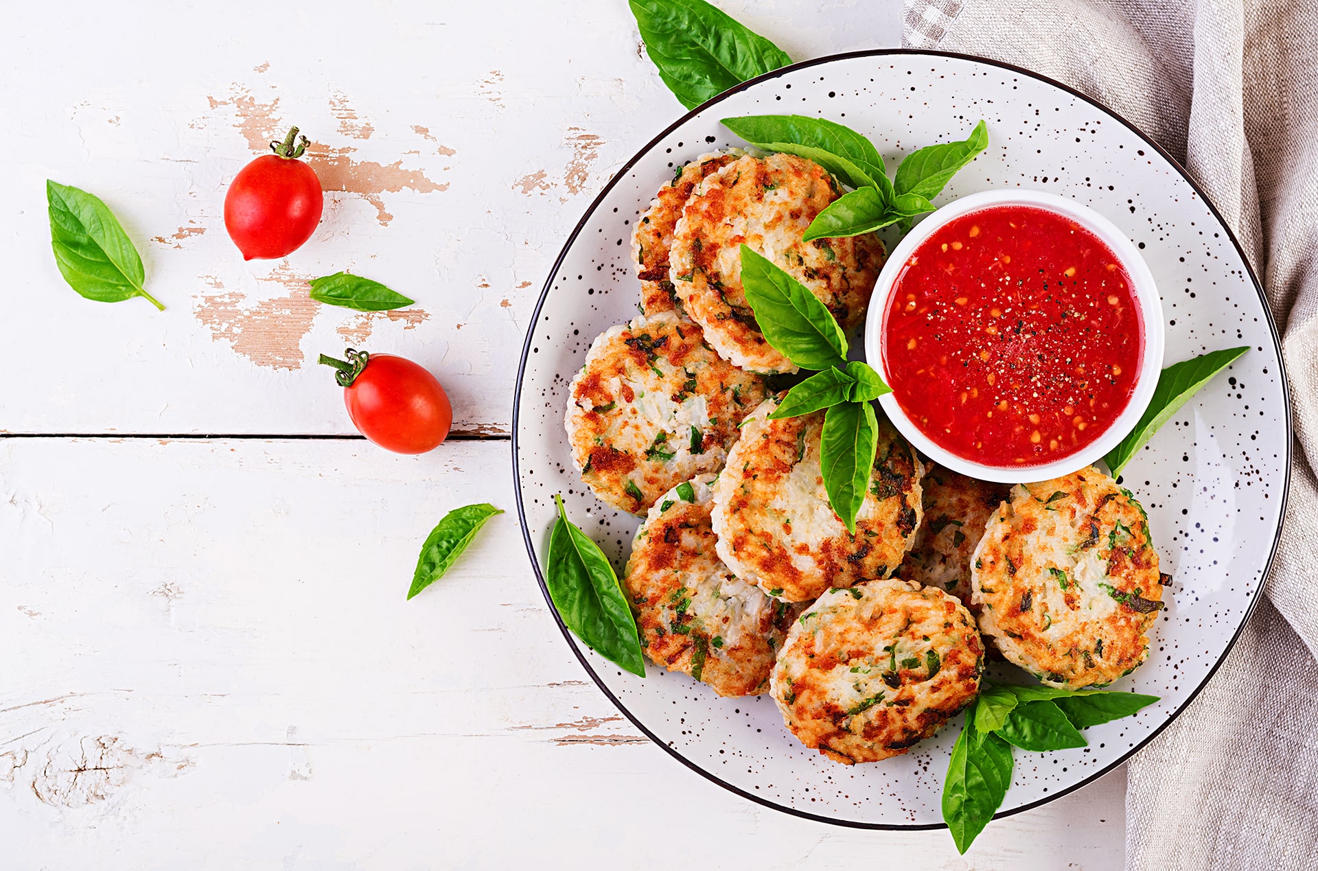 Delicious rice and chicken meat patties with garlic tomato sauce - Delicia Meal Prep